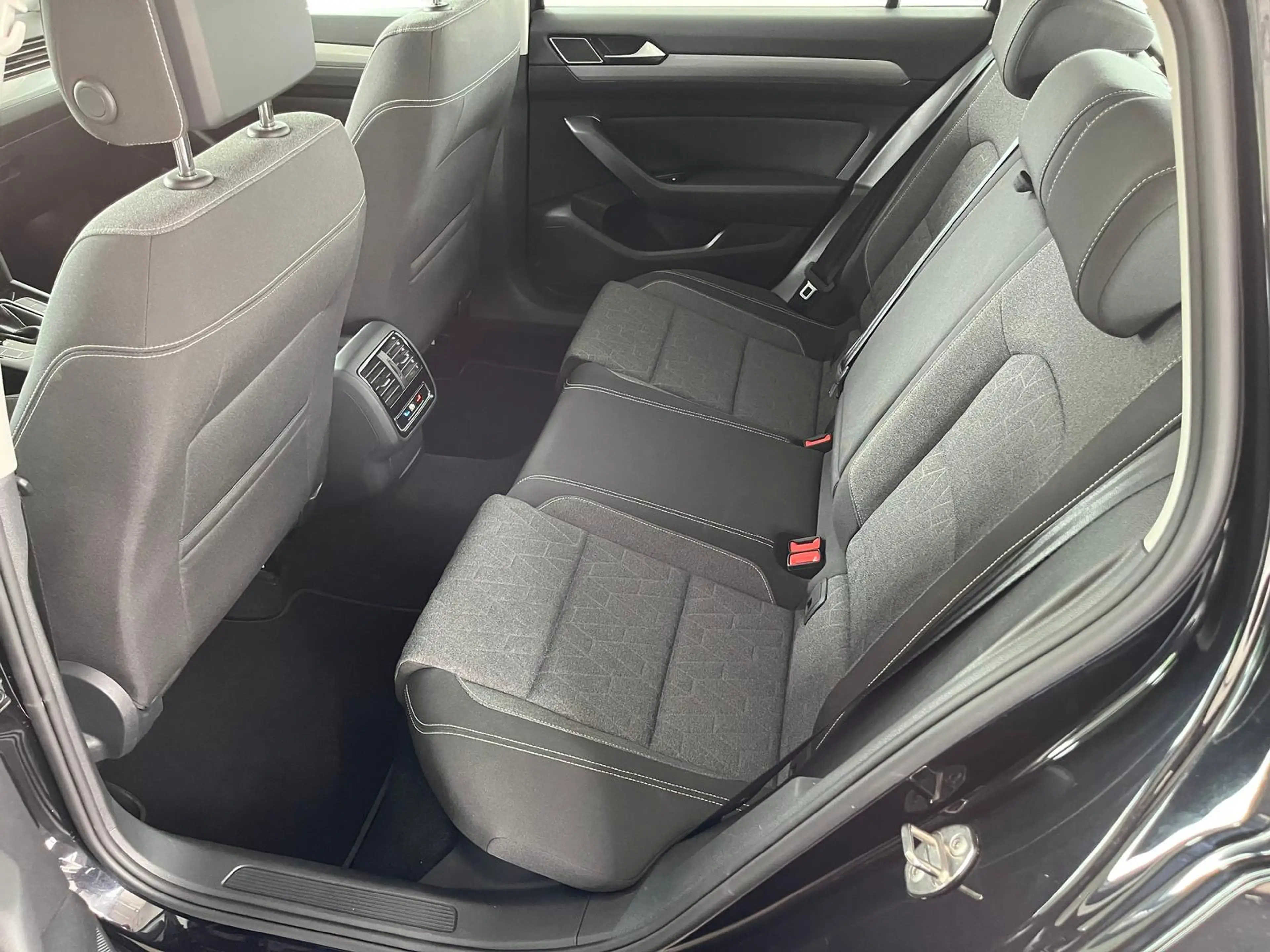 Volkswagen Passat Variant Business 2.0 TDI DSG NAVI ACC SHZ — photo 15