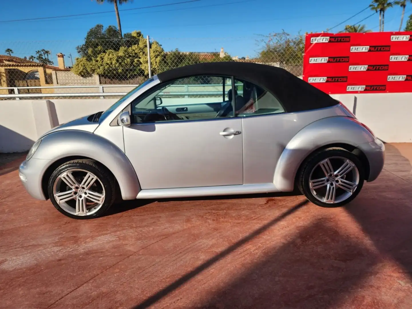 Volkswagen Beetle Cabrio. 1.6 Серый - 2