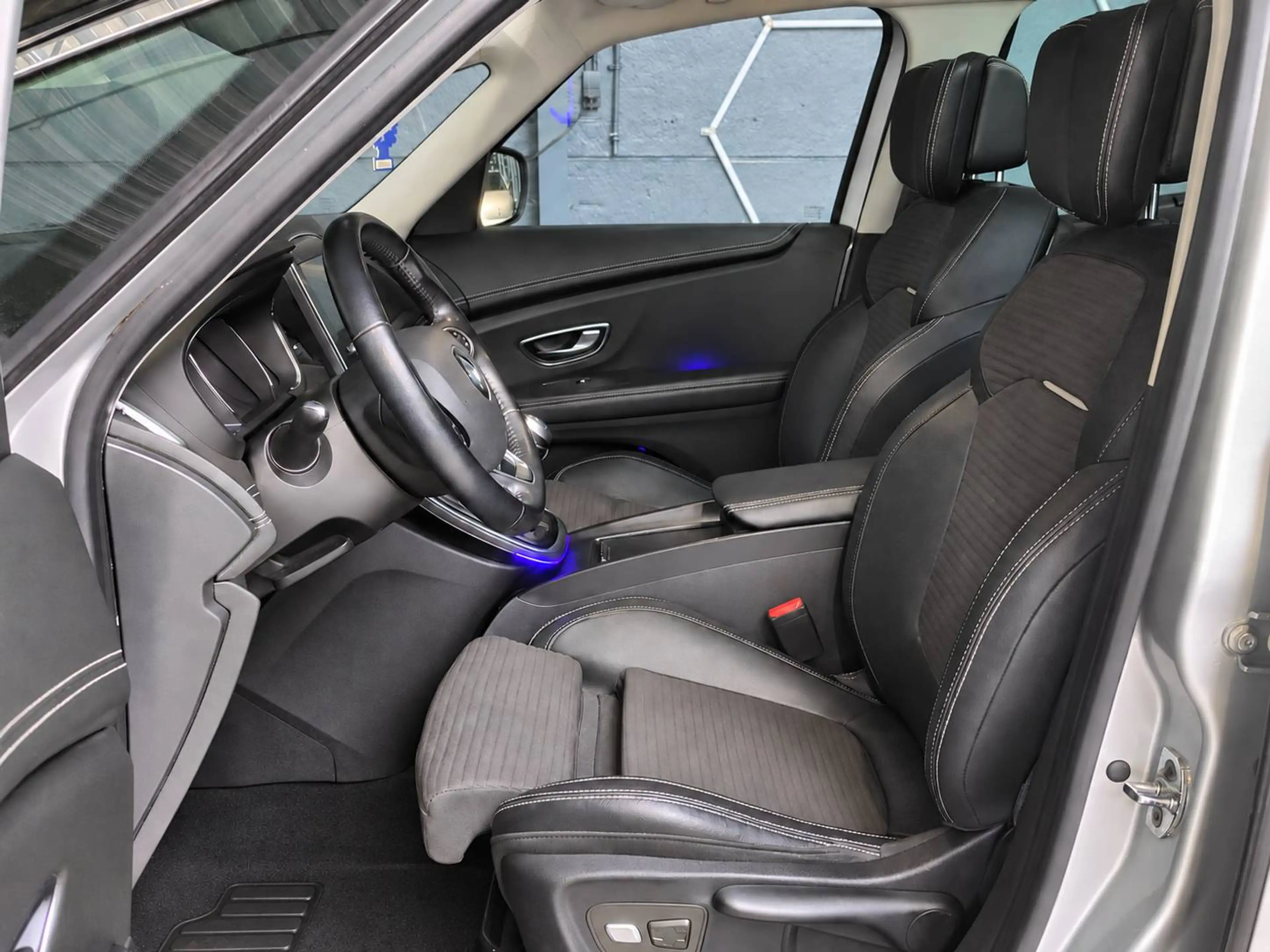 Renault Scenic Scenic 1.5 dCi Energy Intens / NAVI-CUIR-TOIT PANORAMIQUE — photo 4