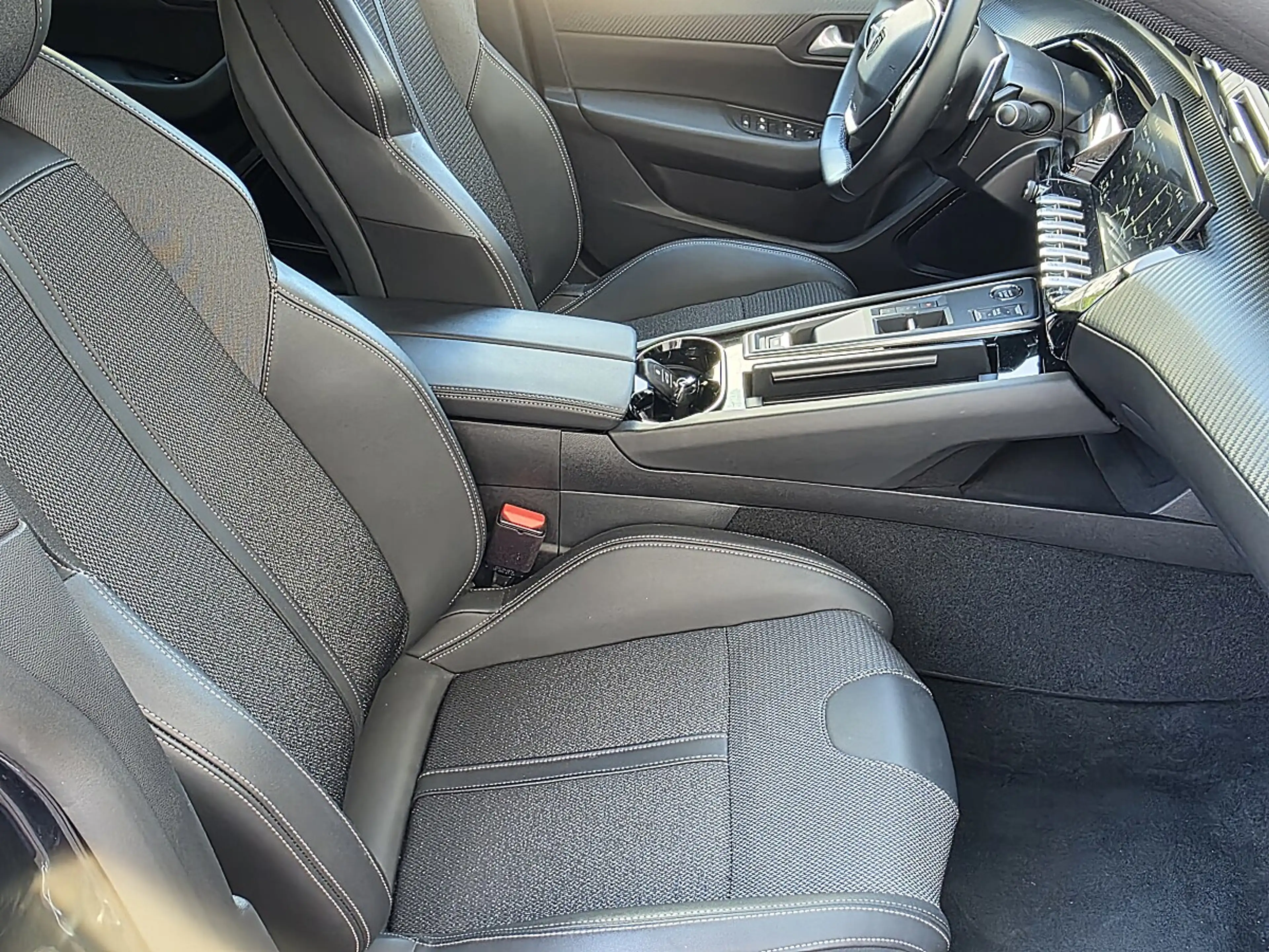 Peugeot 508 PureTech 130 EAT8 Allure Pack Aut. — photo 10
