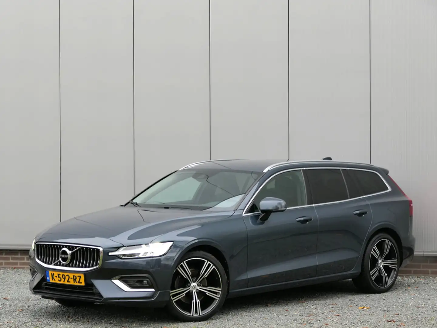 Volvo V60 B3 AUT Inscription DAB+ / Camera / Pilot assist / Bleu - 1