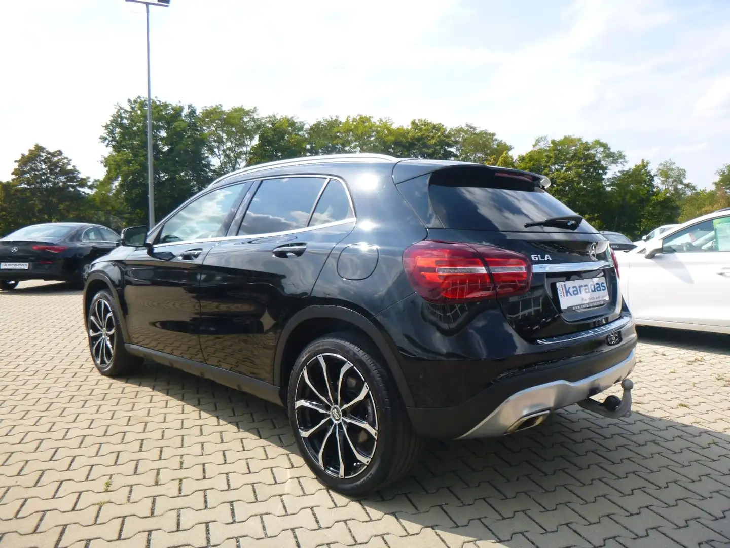 Mercedes-Benz GLA 200 AHK/LED/PANO/NAVI/Kamera Schwarz - 2