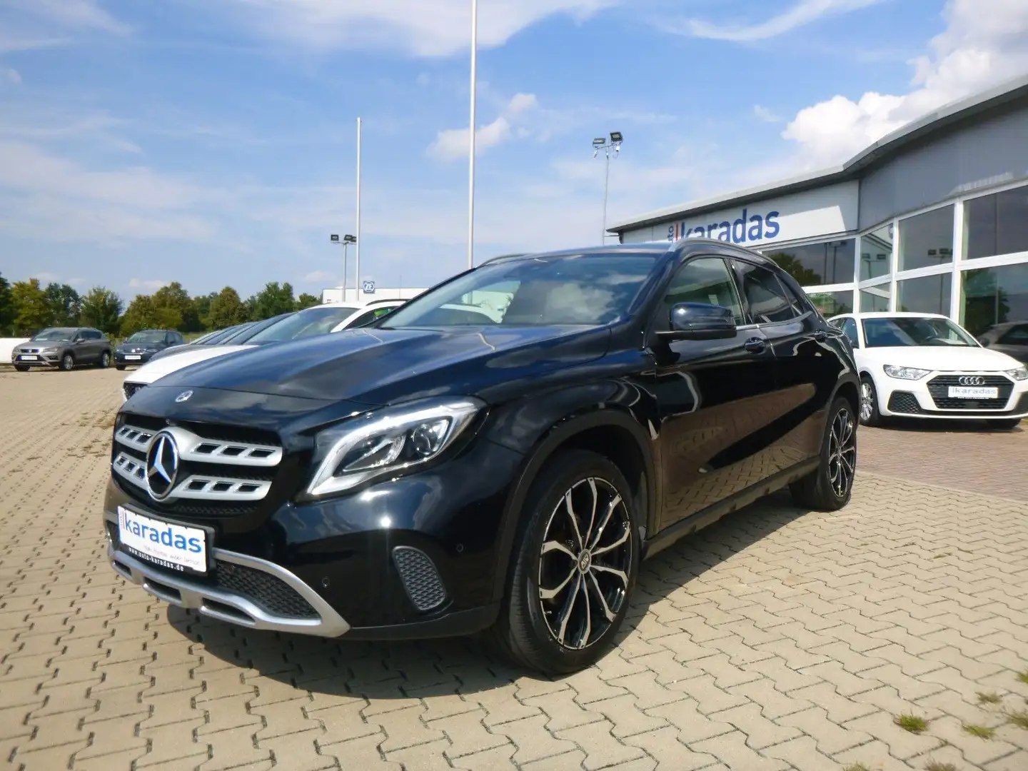 Mercedes-Benz GLA 200 AHK/LED/PANO/NAVI/Kamera Schwarz - 1