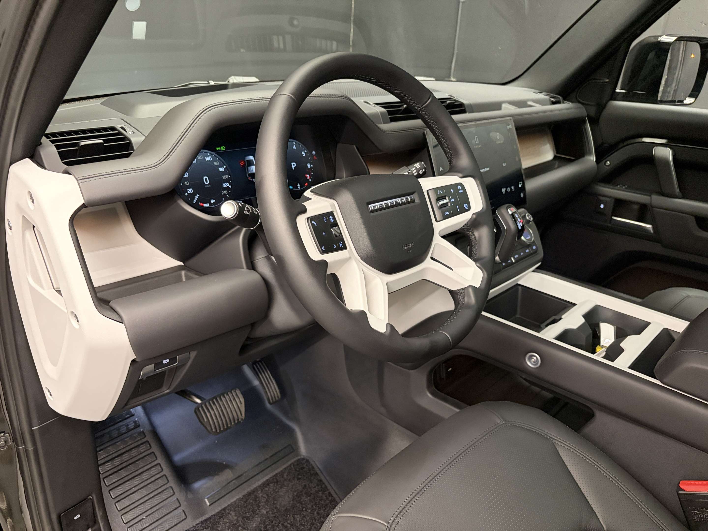 2026 Land Rover Defender X-Dynamic SE thumb 8