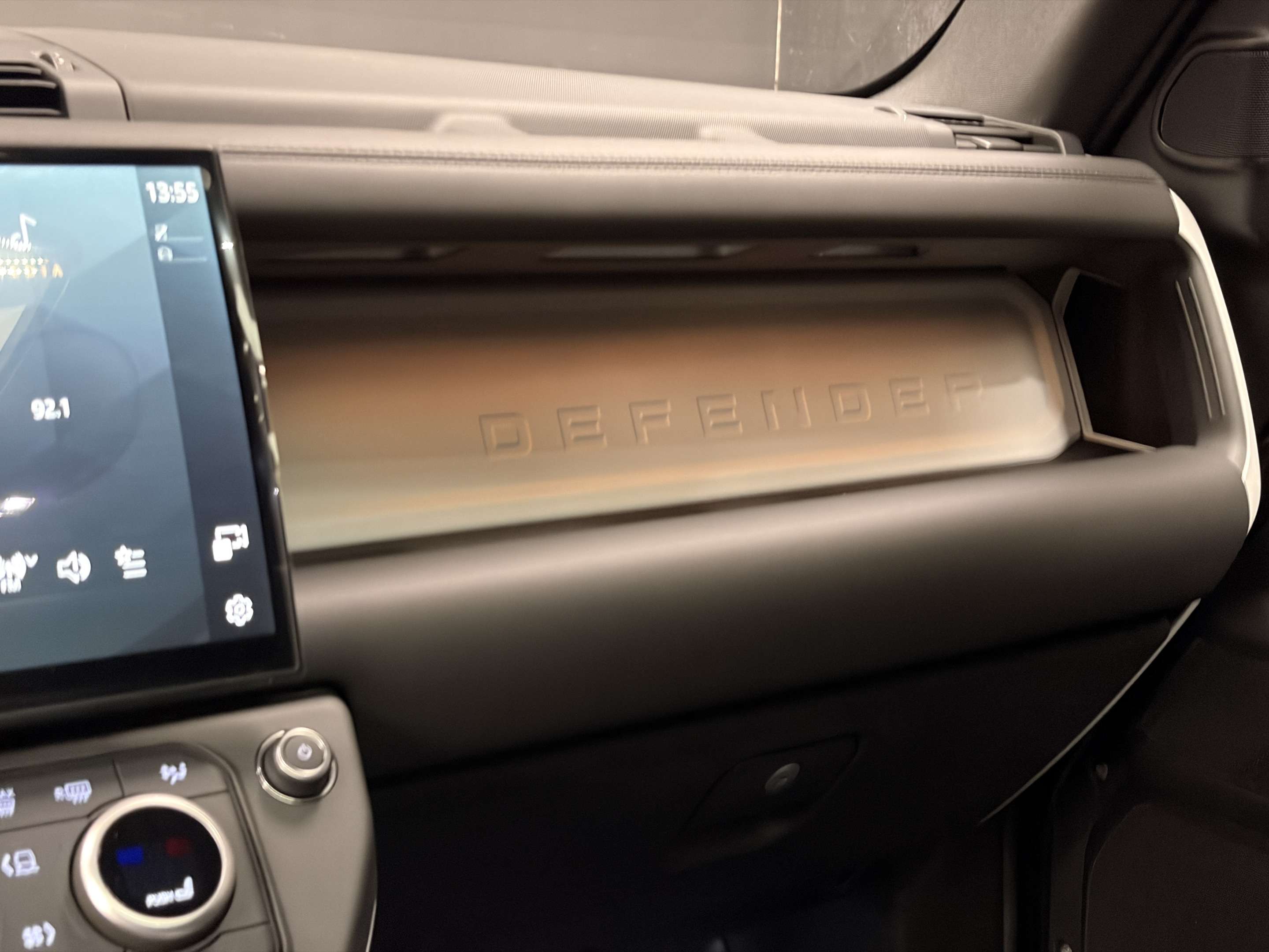 2026 Land Rover Defender X-Dynamic SE thumb 16