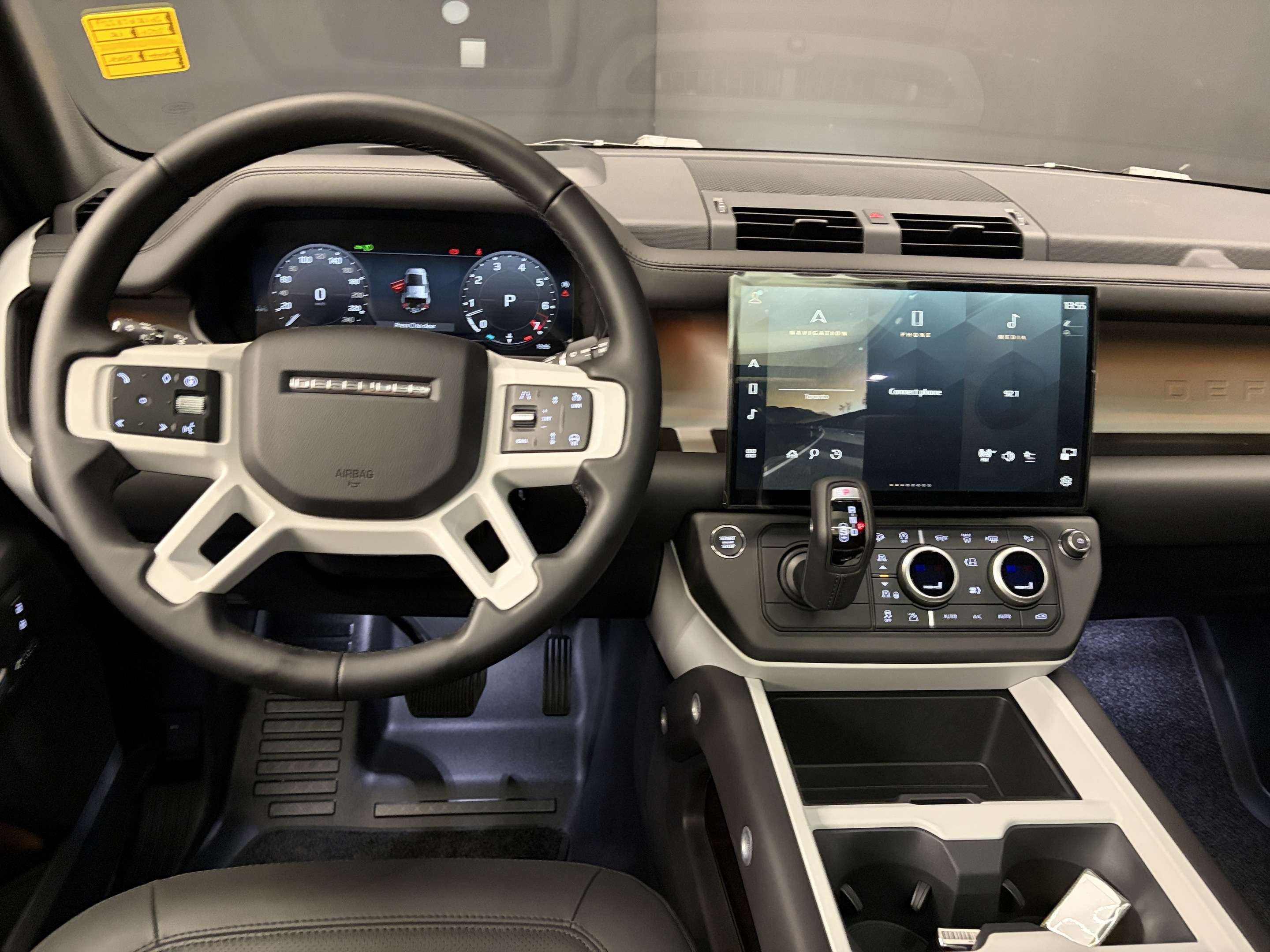 2026 Land Rover Defender X-Dynamic SE thumb 13
