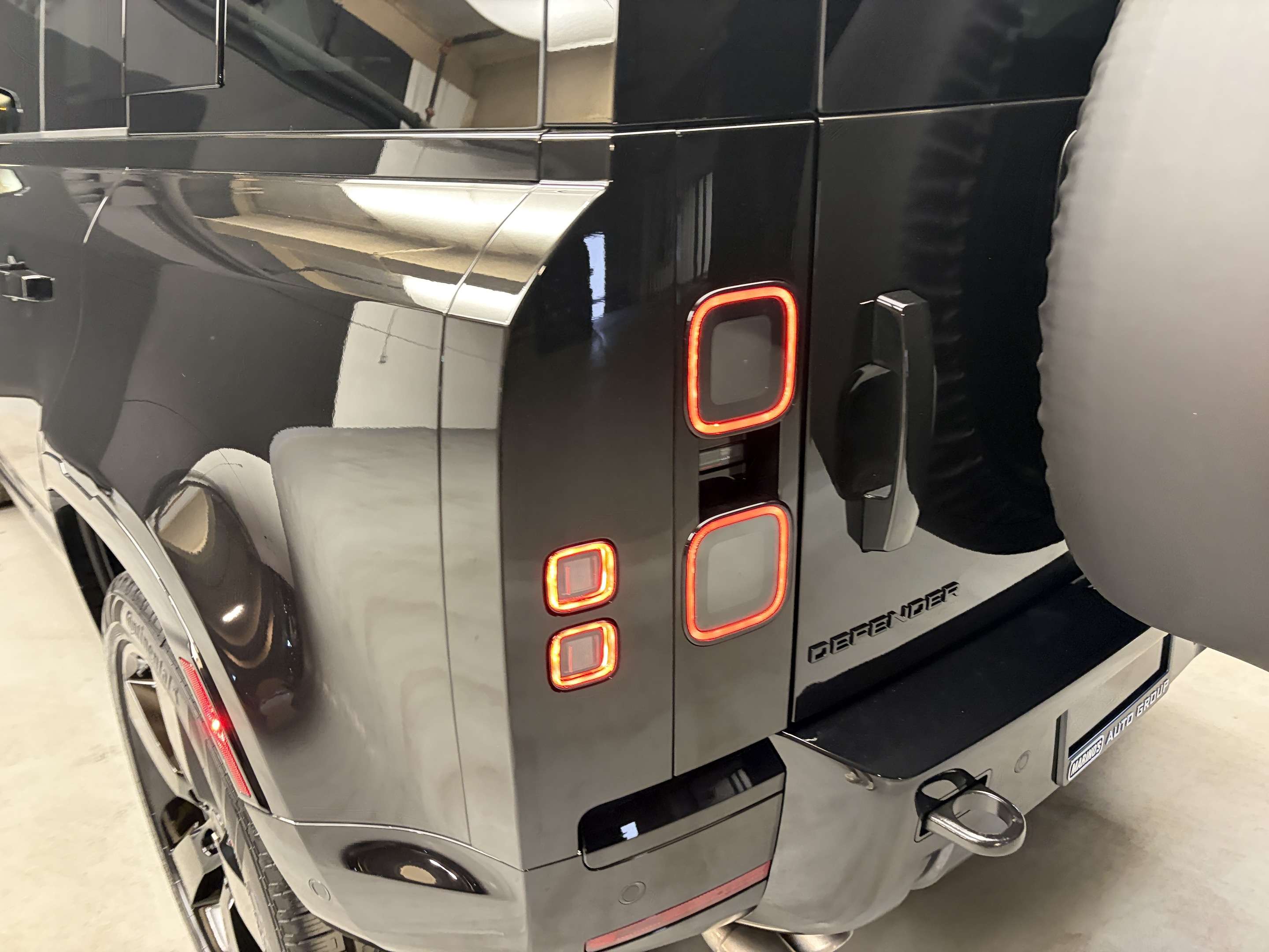2026 Land Rover Defender X-Dynamic SE thumb 7