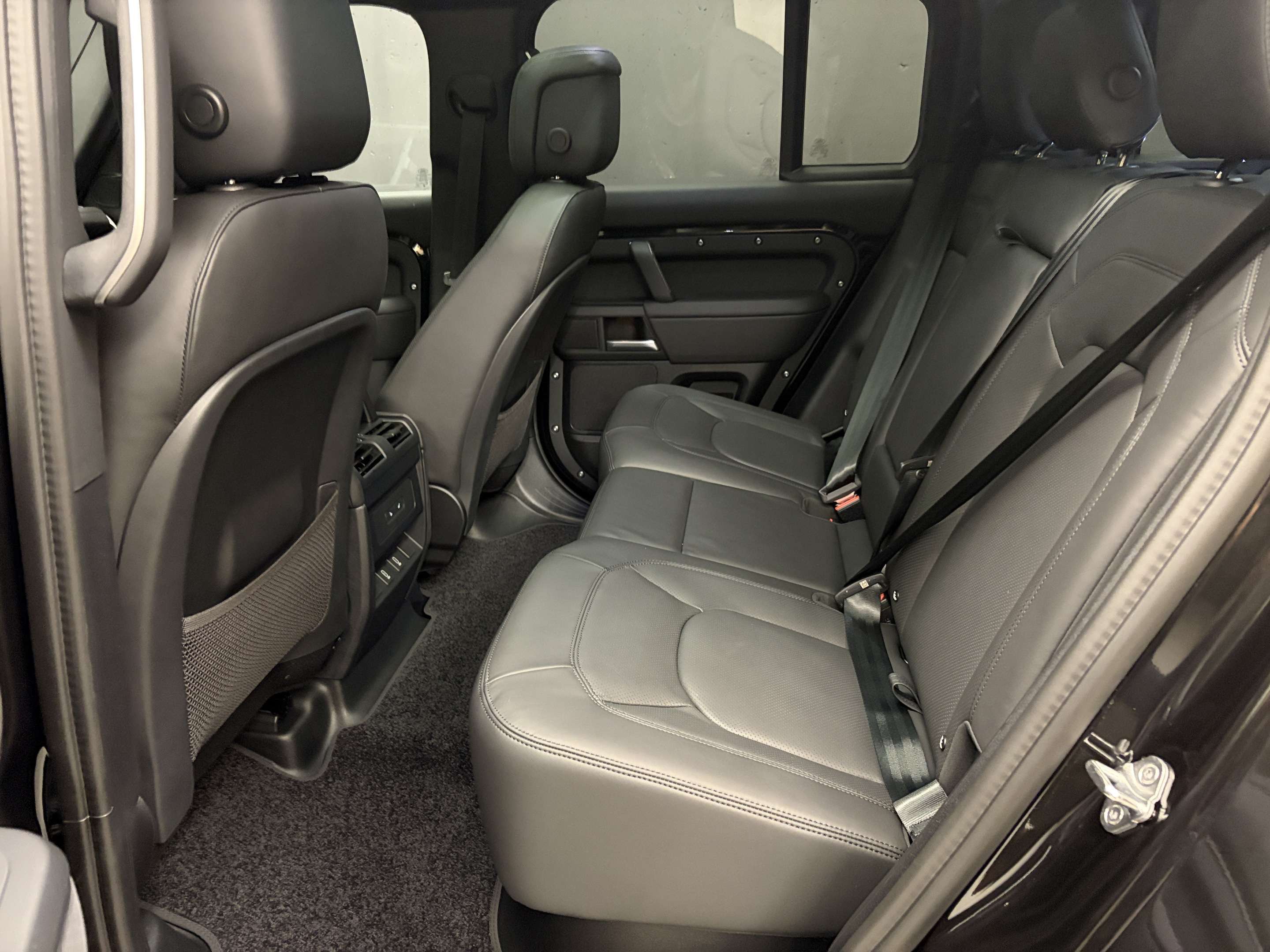 2026 Land Rover Defender X-Dynamic SE thumb 12