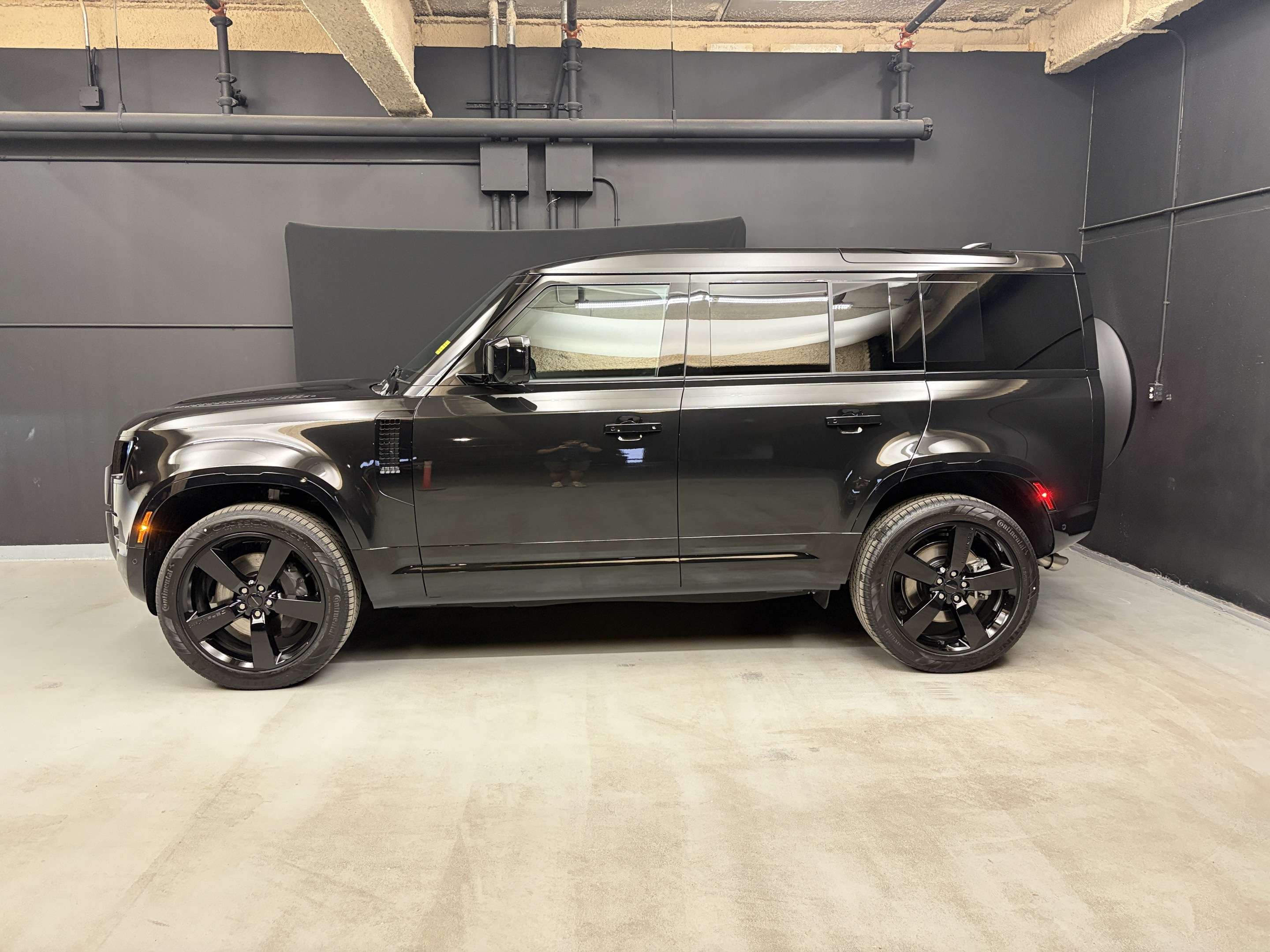 2026 Land Rover Defender X-Dynamic SE alt 3