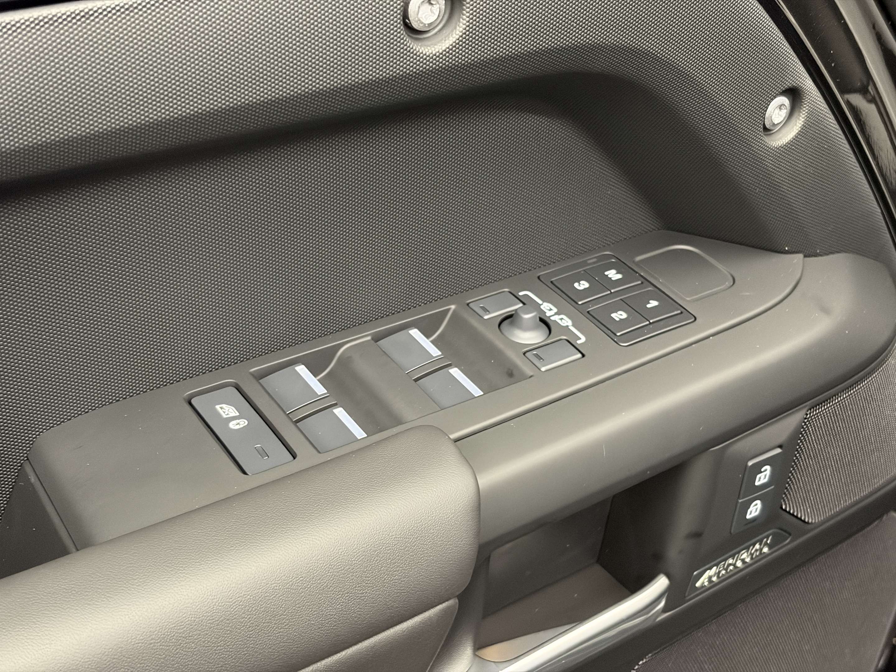 2026 Land Rover Defender X-Dynamic SE thumb 11