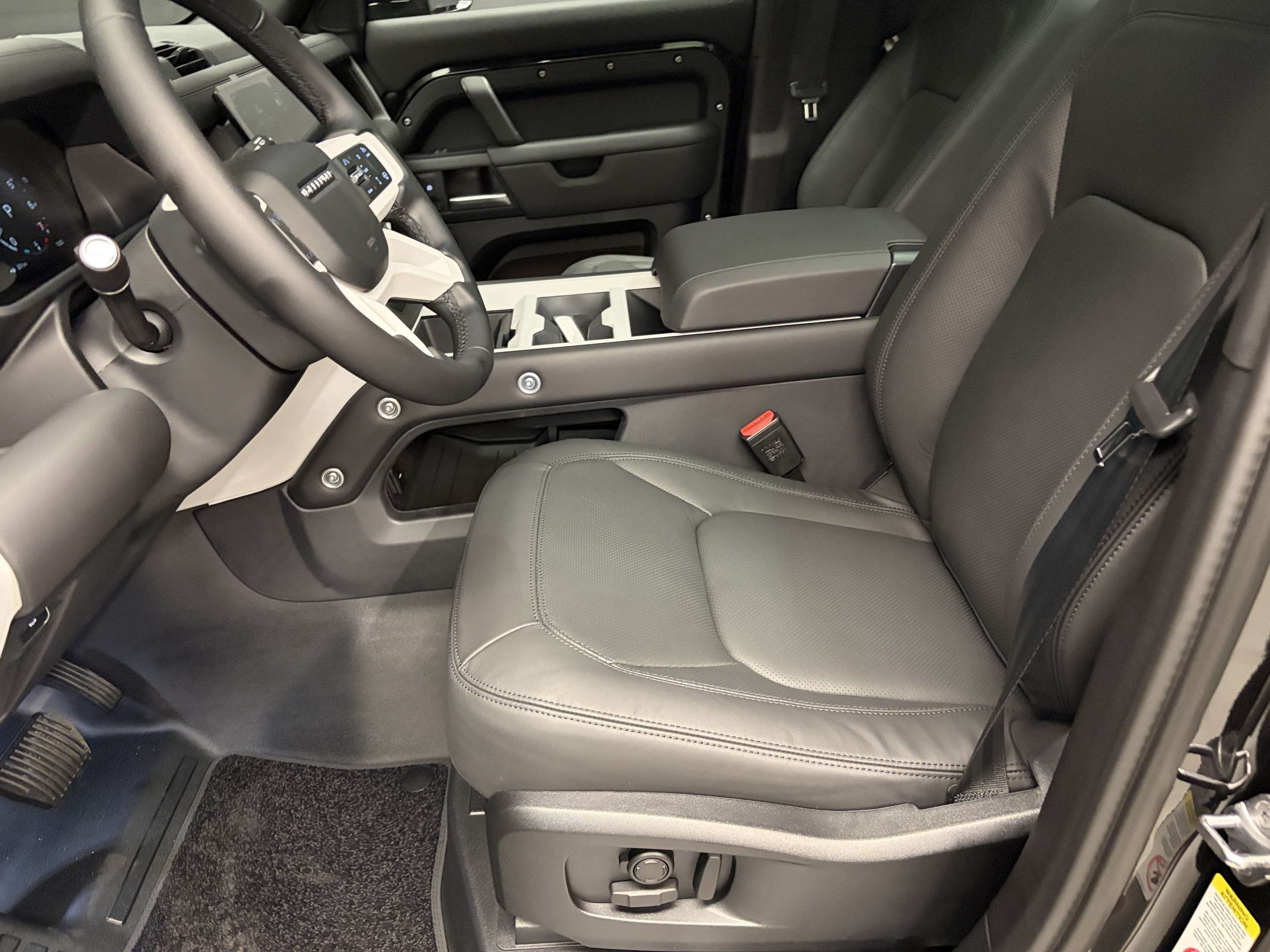 2026 Land Rover Defender X-Dynamic SE thumb 9