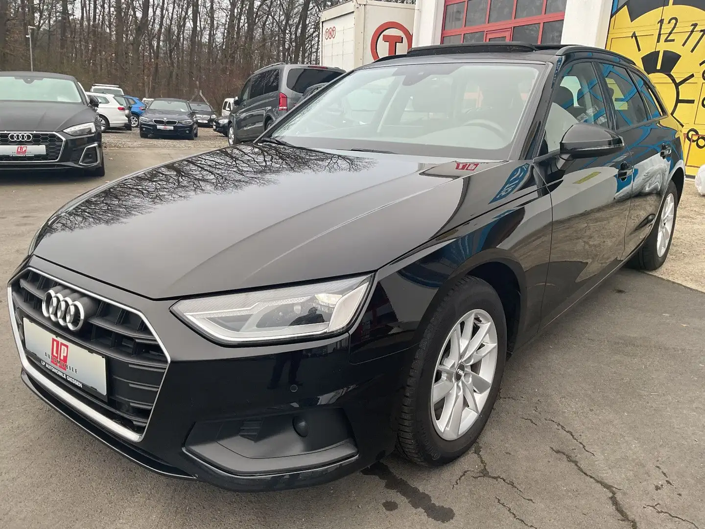 Audi A4 30 TDI Panoramadach AHK Navi PDC 1 Hand Euro6 Schwarz - 1