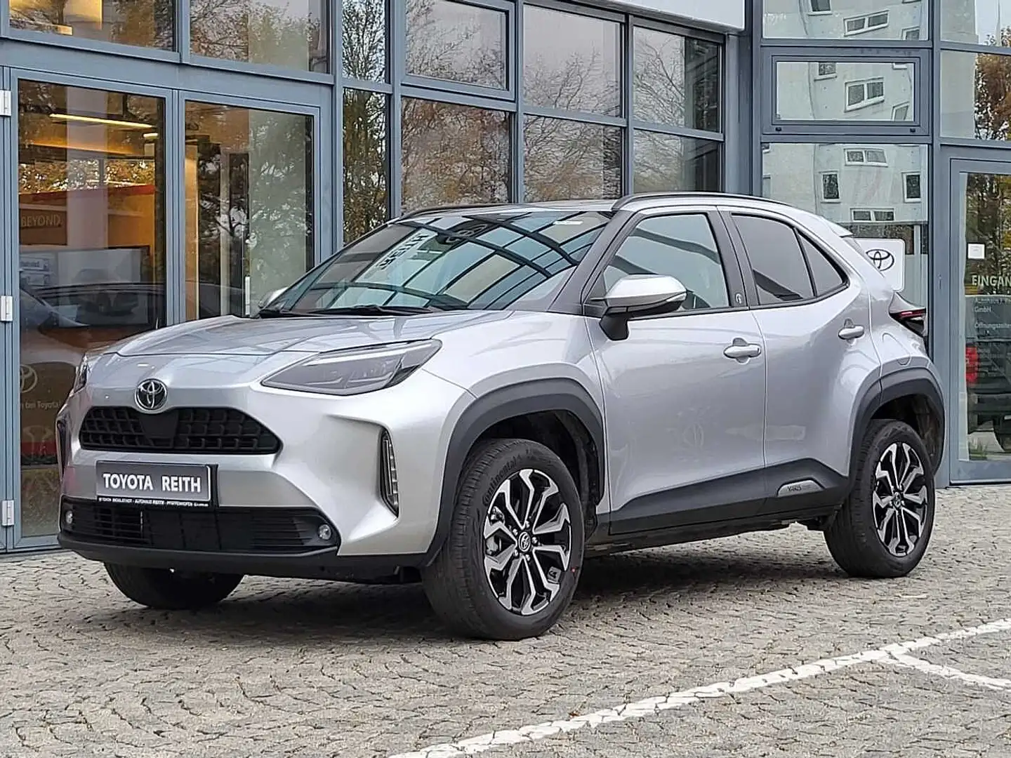 Toyota Yaris Cross Hybrid 1.5 VVT-i Team Deutschland /Winter-Paket Plateado - 2