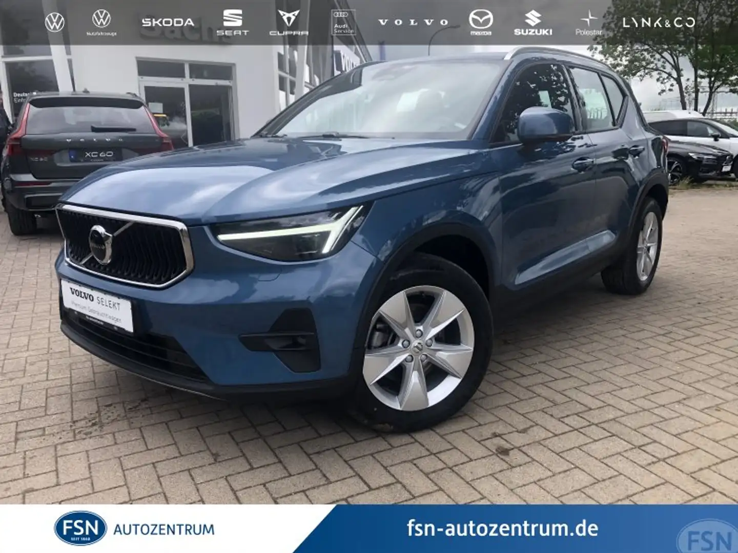 Volvo XC40 B3 Core Blau - 1