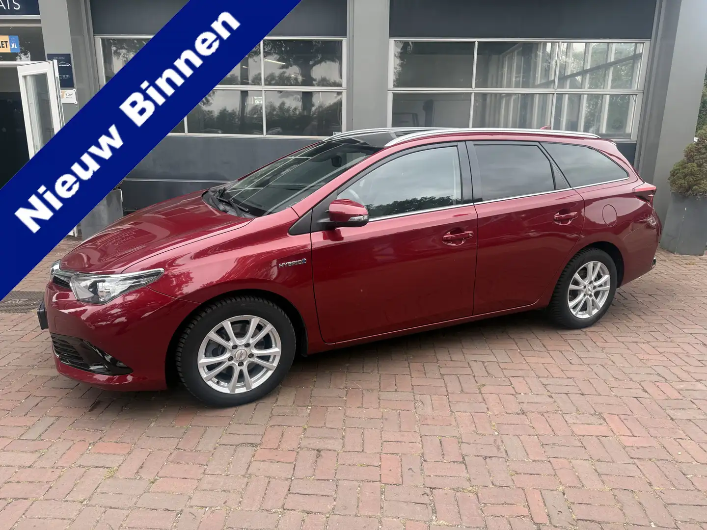 Toyota Auris Touring Sports 1.8 Hybrid Dynamic Go 06-2017 122.0 Rood - 1