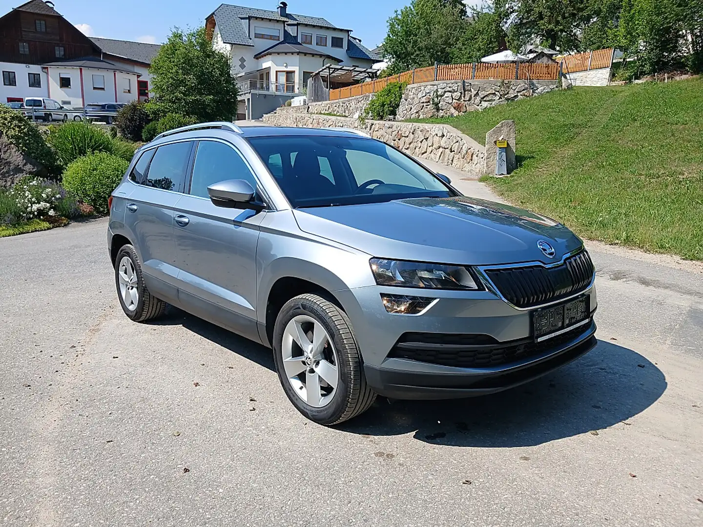 Skoda Karoq 2,0 TDI SCR 4x4 Ambition SC DSG Grau - 1