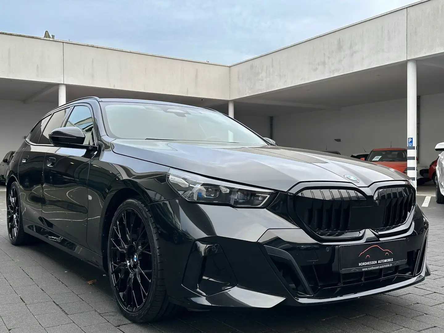 BMW 540 d xDrive Touring M Sport | Standheizung | 21" Schwarz - 2