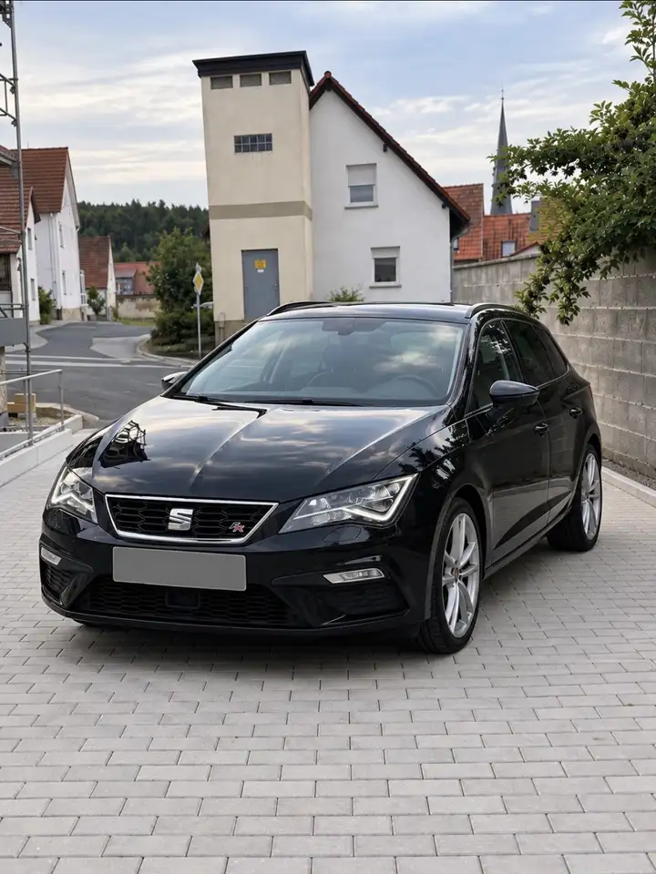 SEAT Leon 1.5 TSI OPF FR — photo 1 of 12