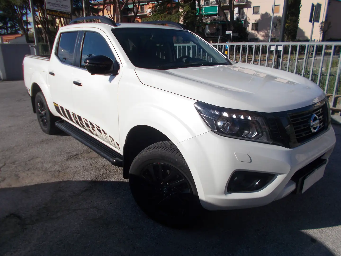 Nissan Navara 2.3 dci d.cab N-Connecta 4wd 190cv GANCIO TRAINO Bianco - 1