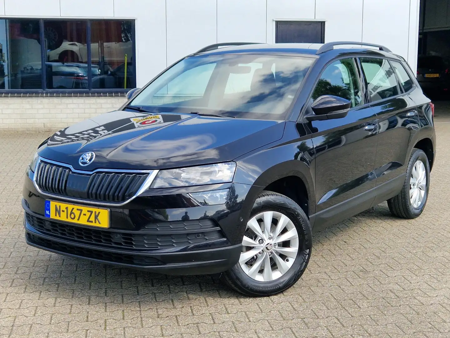 Skoda Karoq 1.5 TSI AUTOMAAT Business Edition TREKHAAK ECC Zwart - 2