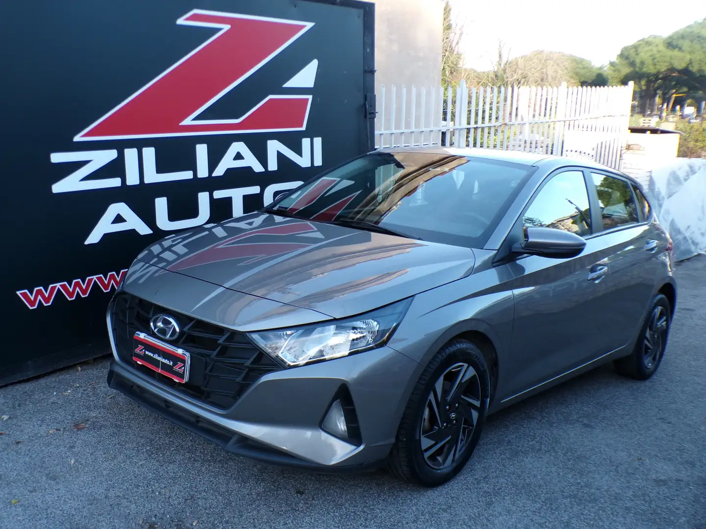 Hyundai i20 1.2 mpi APPLE CAR PLAY..ANDROID AUTO..RETROC.. Grau - 1