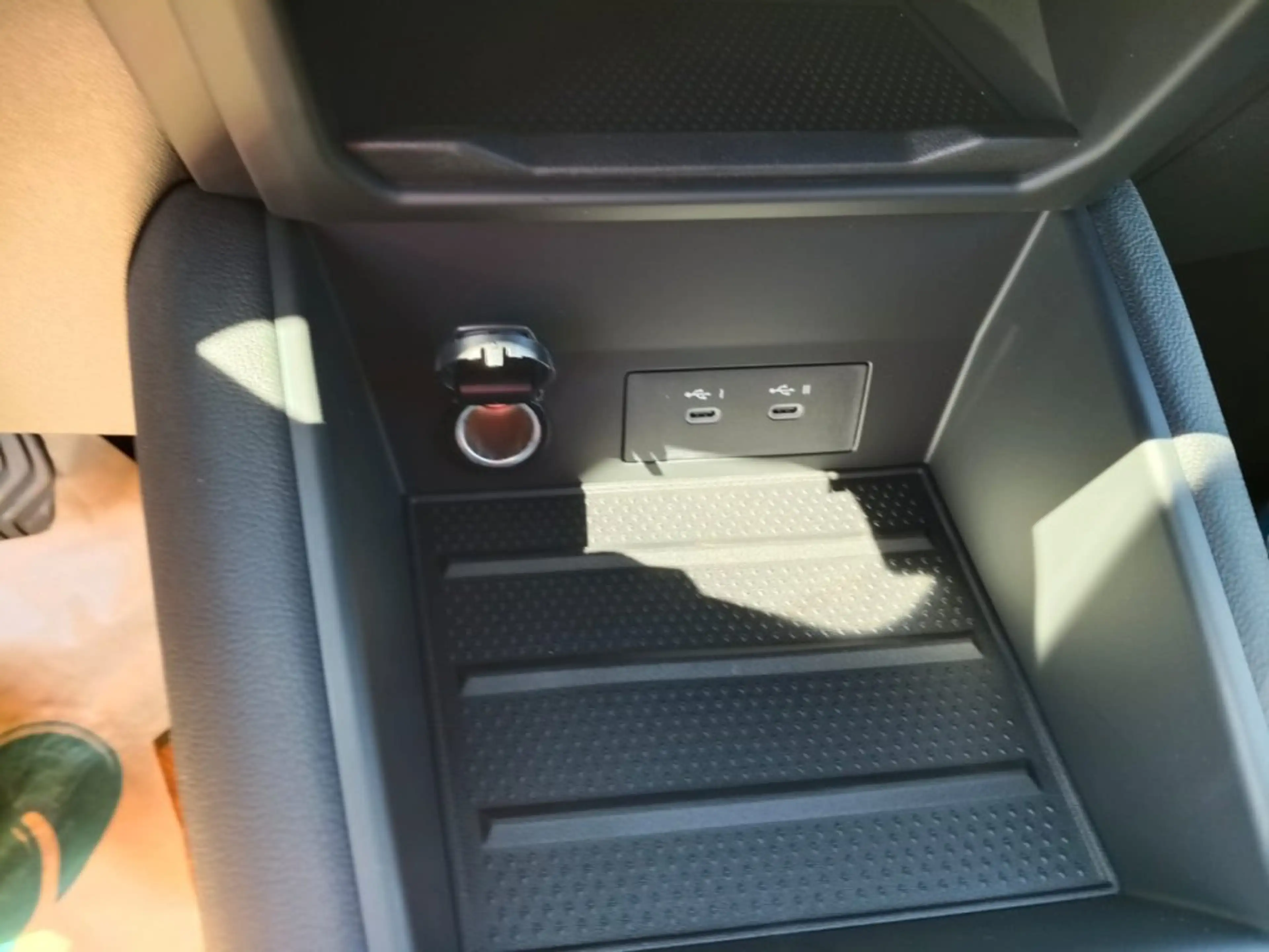 Mitsubishi Grandis 1,8 HEV Intense — photo 15