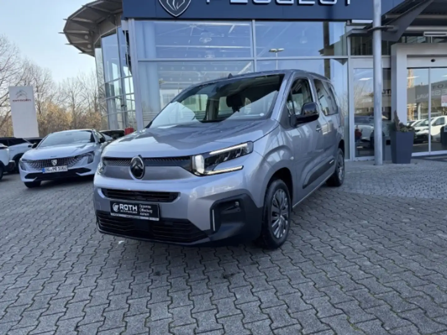 Citroen Berlingo Plus 1.2 EU6e M PureTech 110 PLUS Digitales Cockpi Grijs - 2