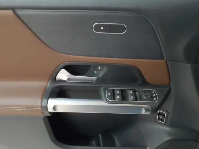 Mercedes-Benz GLB view 4