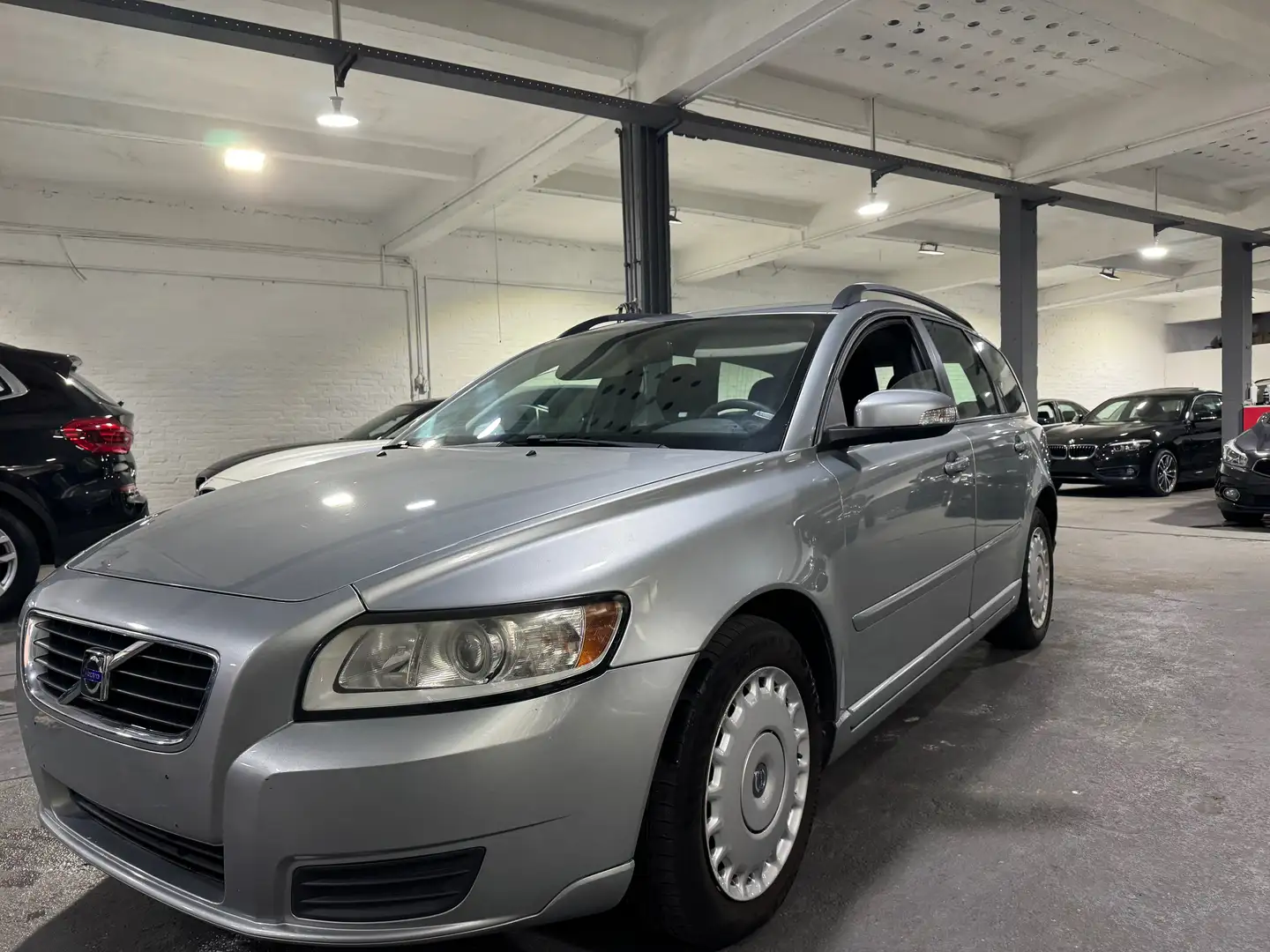 Volvo V50 V50 2.4 D5 Kinetic Geartronic Argent - 1