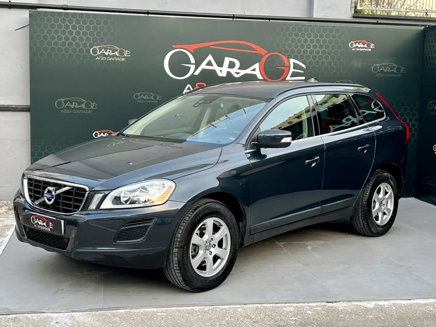 Volvo XC60 DRIVe Momentum Gris - 2