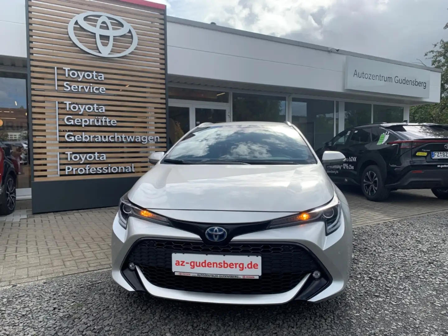 Toyota Corolla Touring Sports Hybrid Team D 2.0 AHK vertikal abne Silber - 2