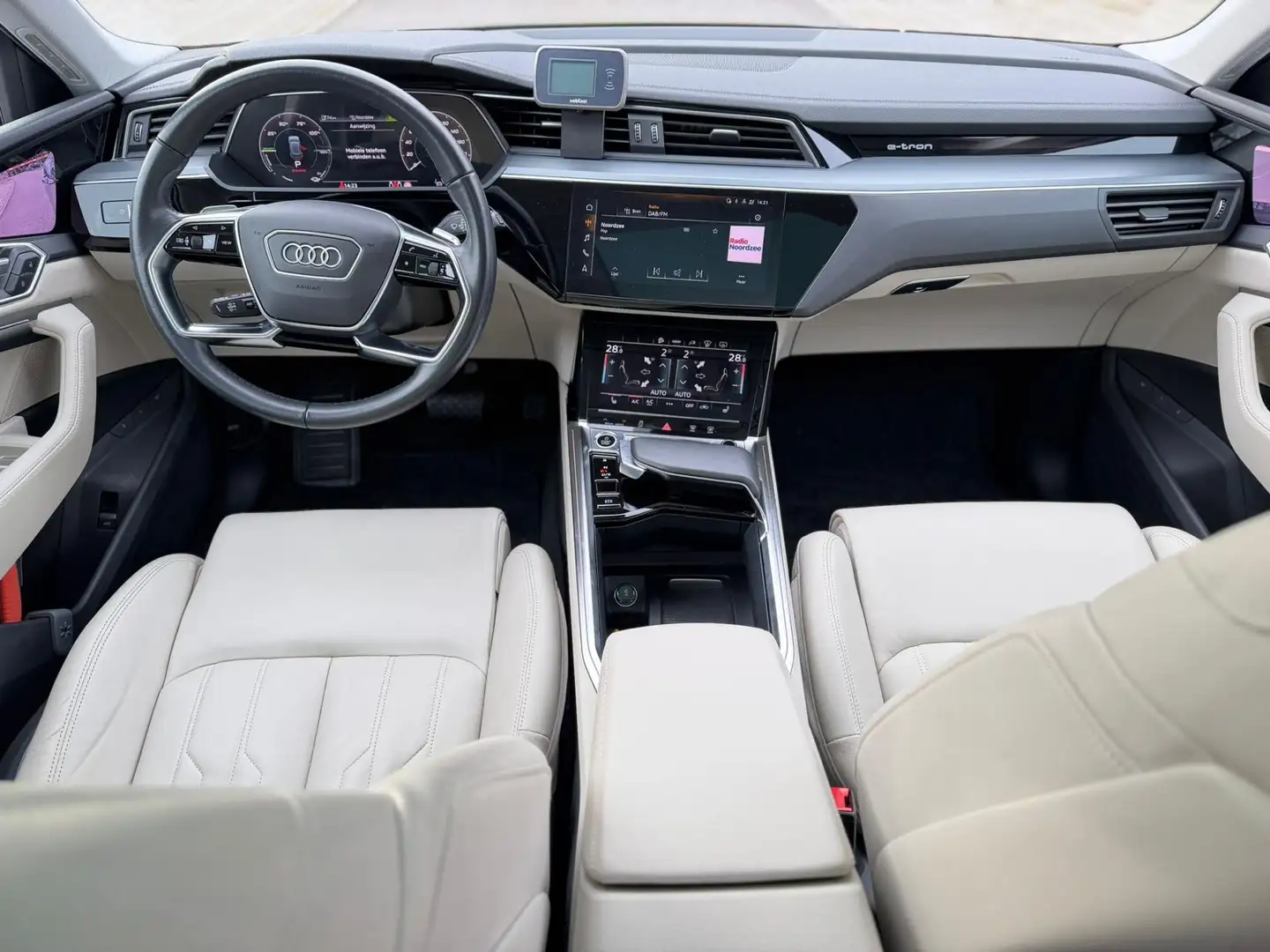 Audi e-tron 55 quattro 409 pk Sport edition Plus 95 kWh, panor Blau - 2