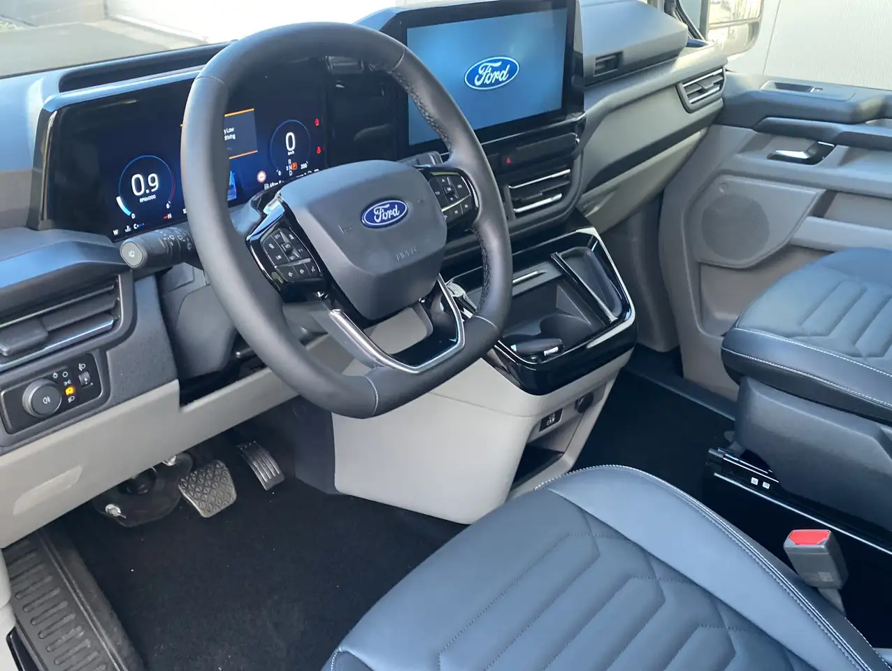 Ford Tourneo Custom 320 L2 Titanium X AWD*Pano*AHK 4