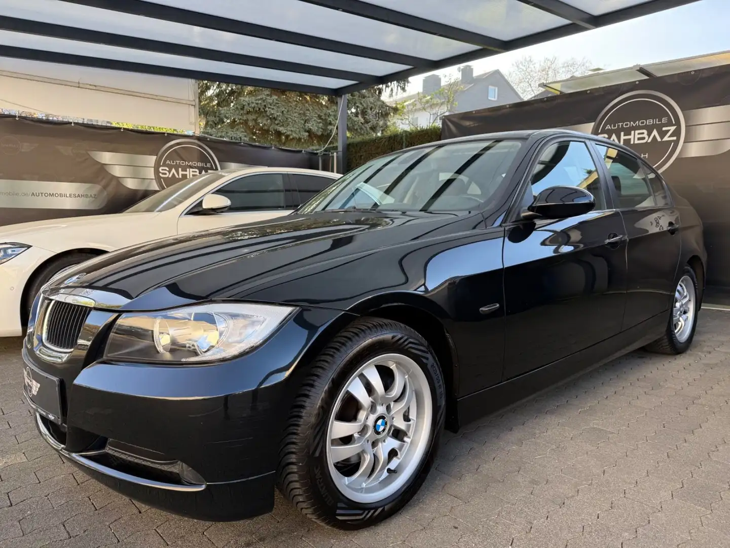 BMW 318 i Limousine*NAVI*UNFALLFREI*PDC Schwarz - 1