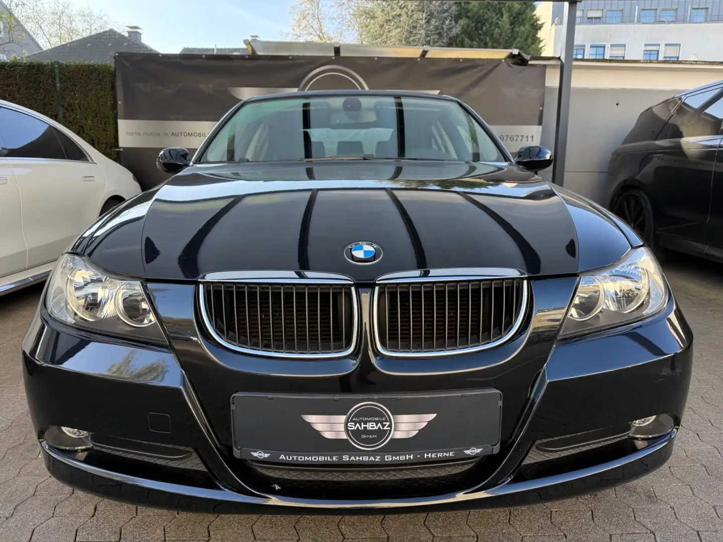 BMW 318 i Limousine*NAVI*UNFALLFREI*PDC Schwarz - 2