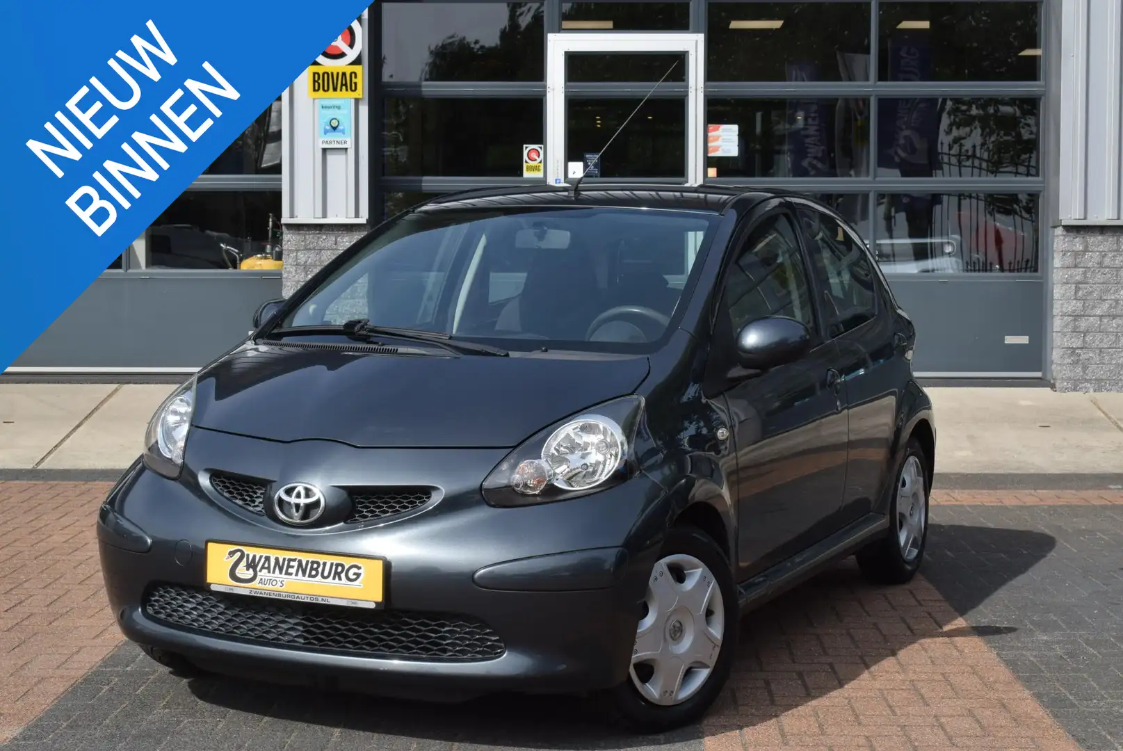 Toyota Aygo 1.0-12V + Automaat 66.500 Km Grijs - 1