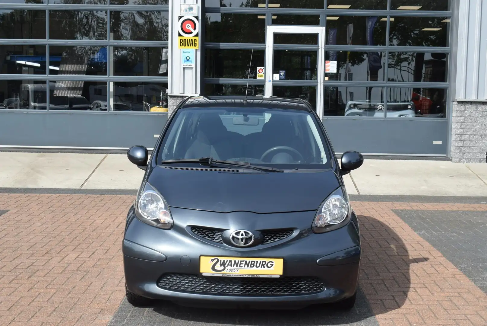 Toyota Aygo 1.0-12V + Automaat 66.500 Km Grijs - 2