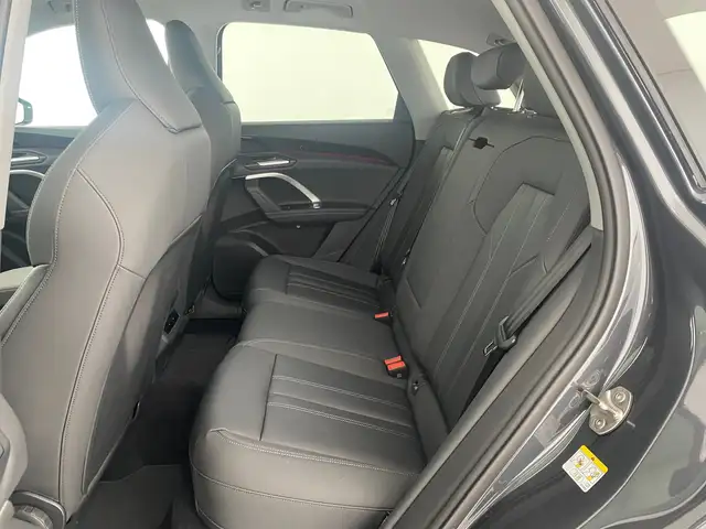 Audi Q5 view 11
