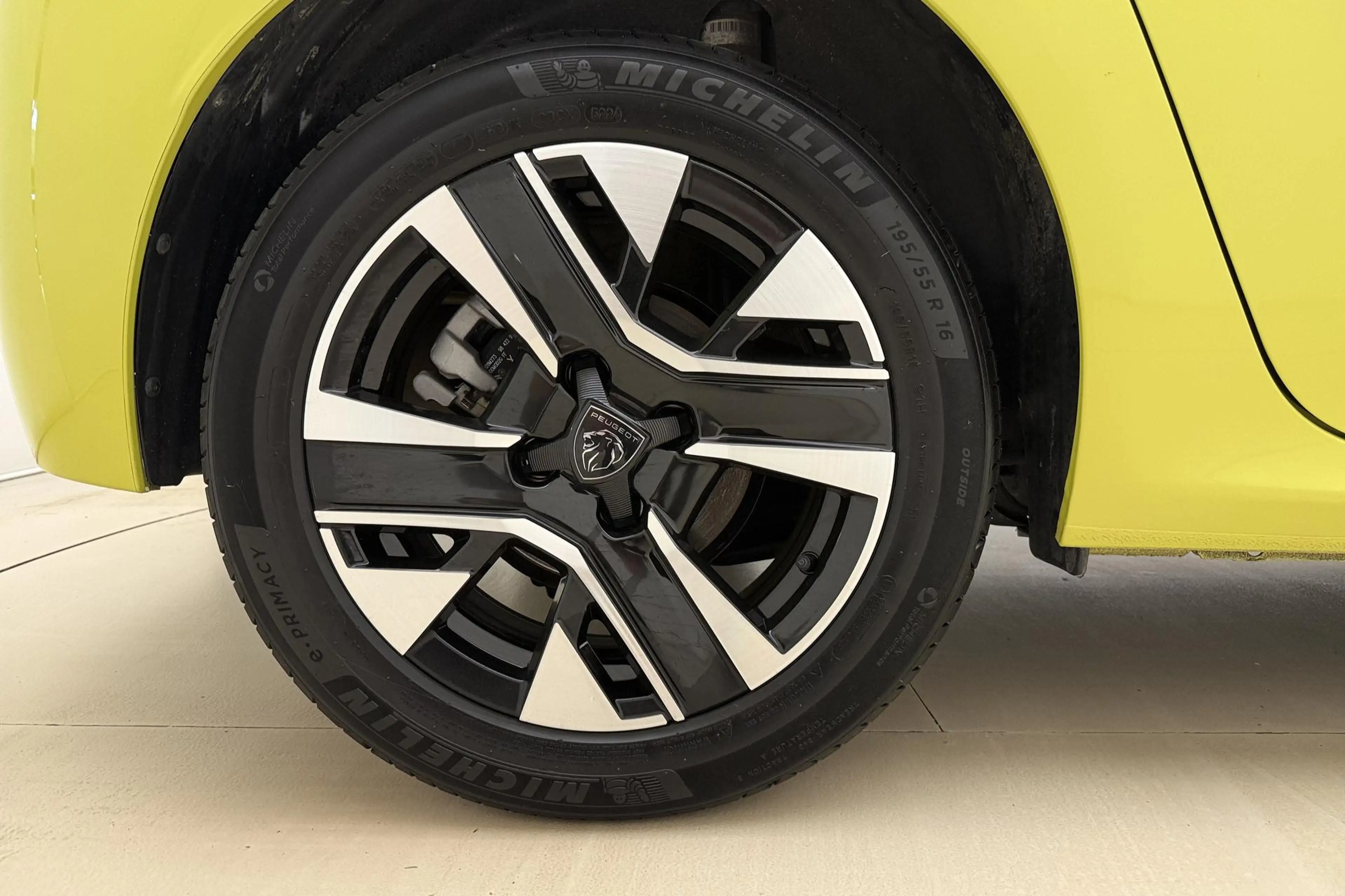 Peugeot 208 1.2 Hybrid 110 e-DCS6 Allure | Lichtmetalen velgen — photo 13