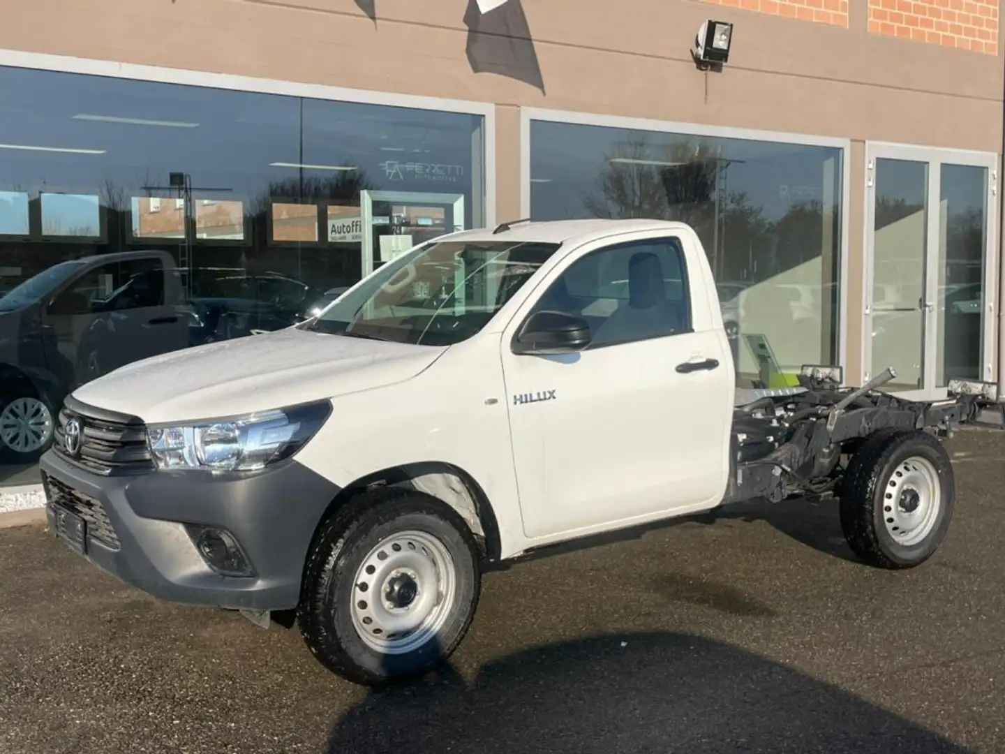 Toyota Hilux 2.4 D4-D M/T CHASSIS & CAB 2WD ACTIVE Alb - 2