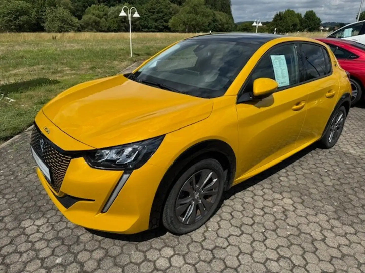 Peugeot e-208 Allure ELEKTRO Jaune - 2