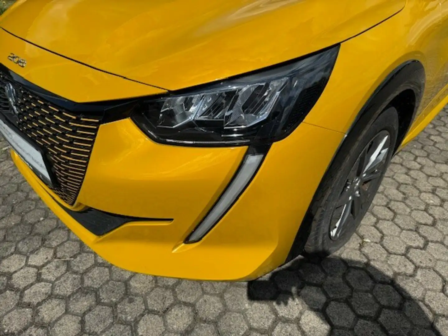 Peugeot e-208 Allure ELEKTRO Jaune - 1