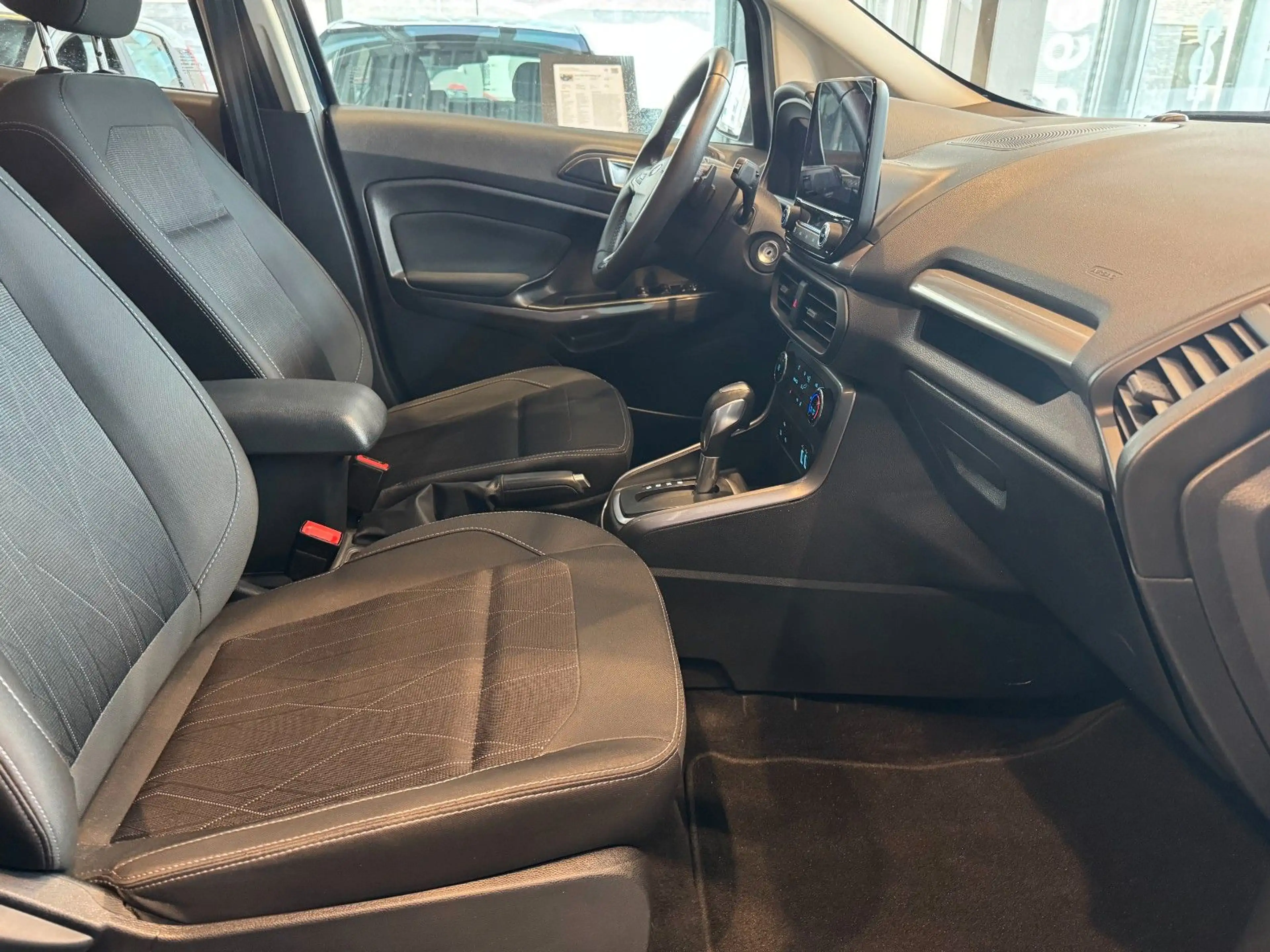 Ford EcoSport Cool & Connect — photo 12