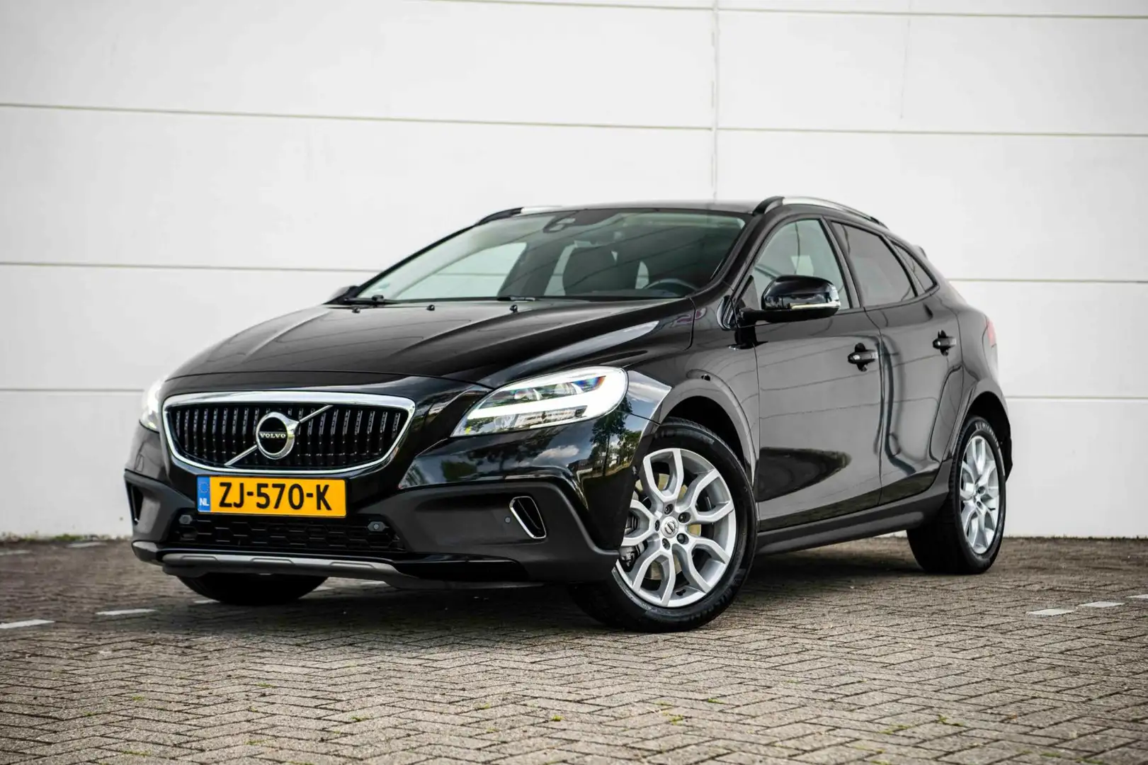 Volvo V40 Cross Country 1.5 T3 AUT. Polar+ Luxury |Panodak|Navi|Leder|Crui Noir - 1