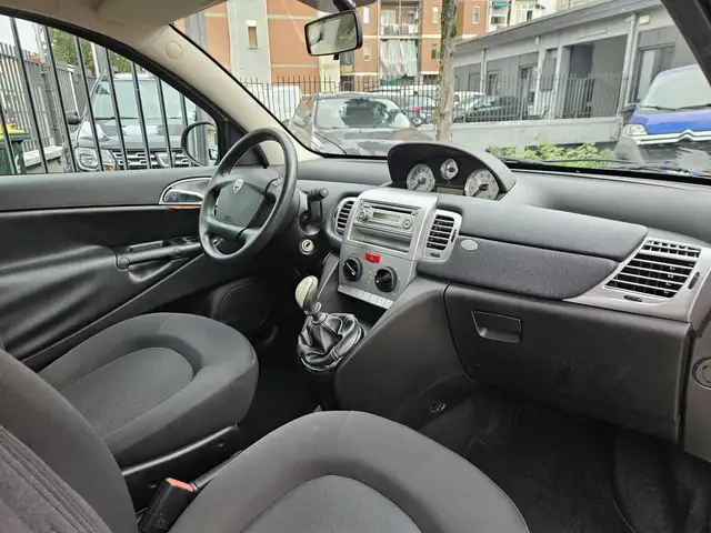 Lancia Ypsilon view 10