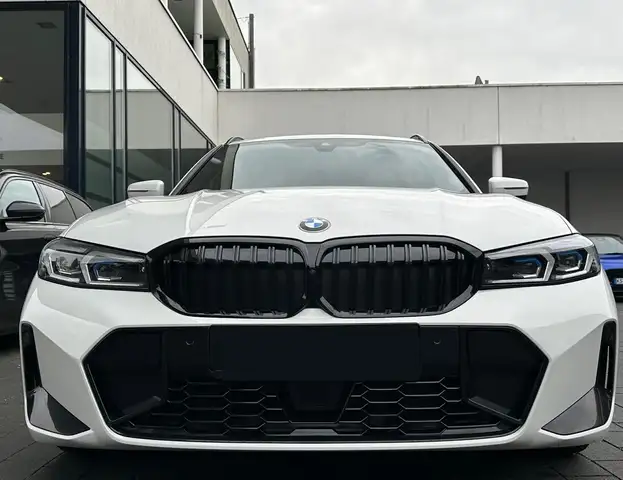 BMW 3 Series view 4