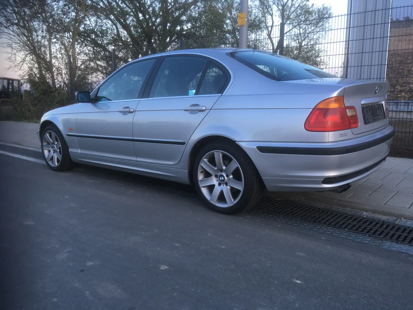 BMW 320 320i Stříbrná - 1