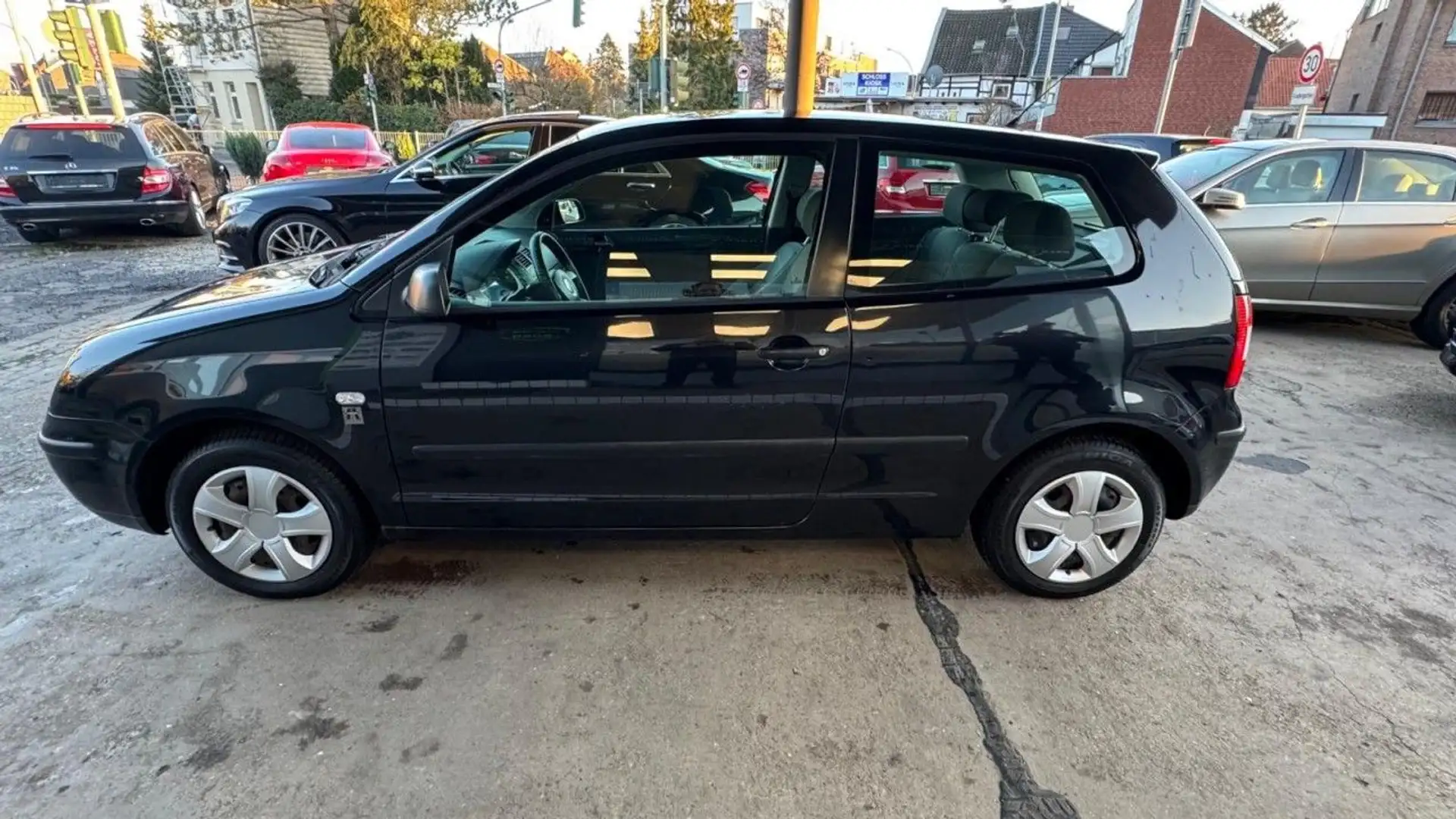 Volkswagen Polo IV Basis*Tüv Neu*E-Fenster*Servo*Top* Schwarz - 2
