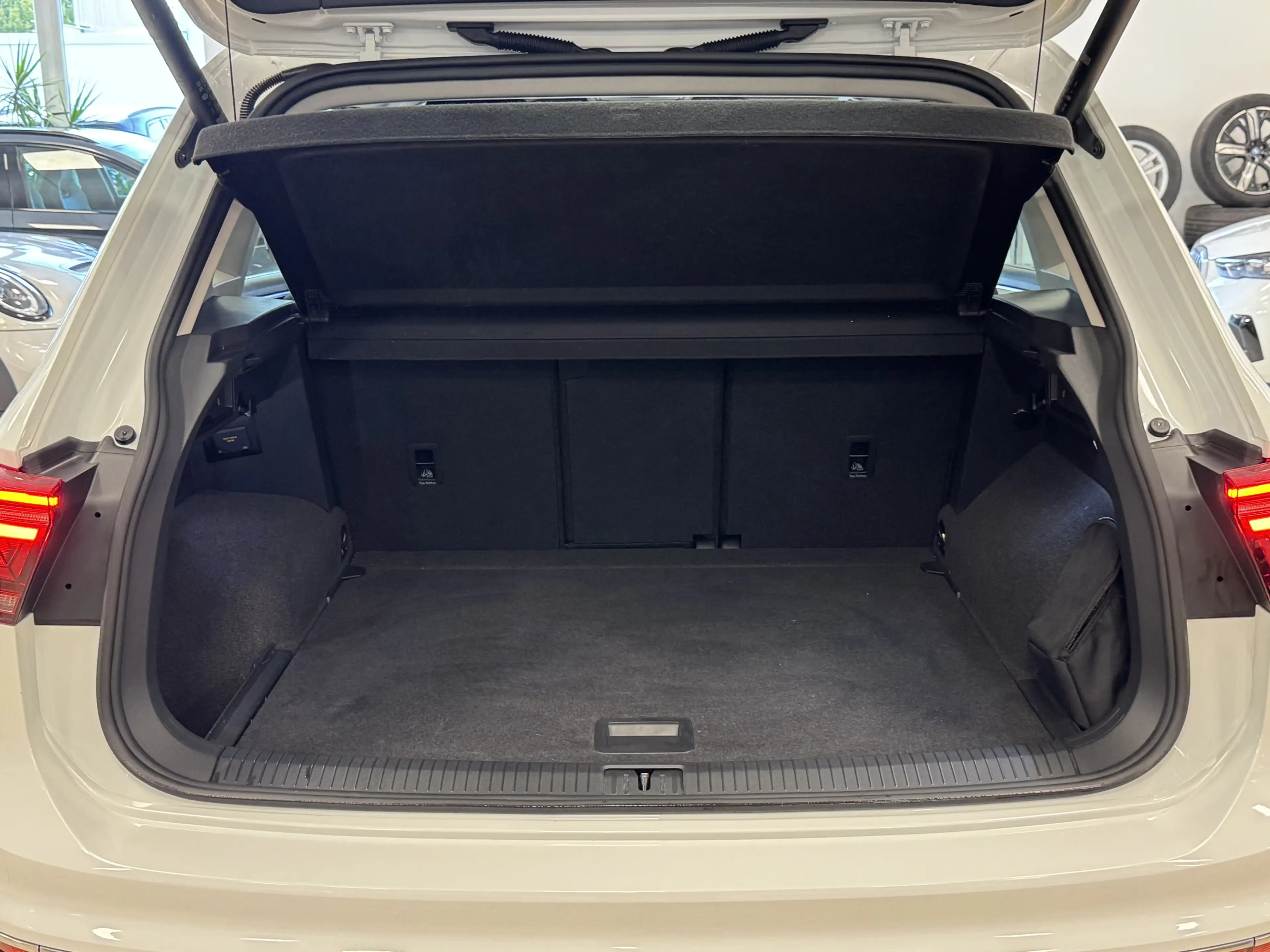 Volkswagen Tiguan Elegance*Navi*CarPlay*IQ.Light*ACC*SHZ*1H — photo 8