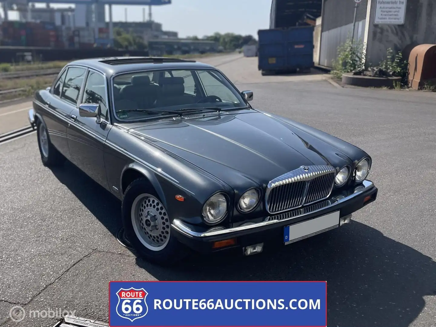 Daimler Double Six Sedan | Route 66 Auctions Negro - 1